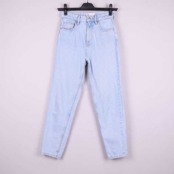 Ljusblå jeans med raka ben framifrån