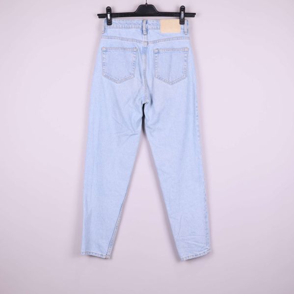Ljusblå jeans bakifrån med bakfickor