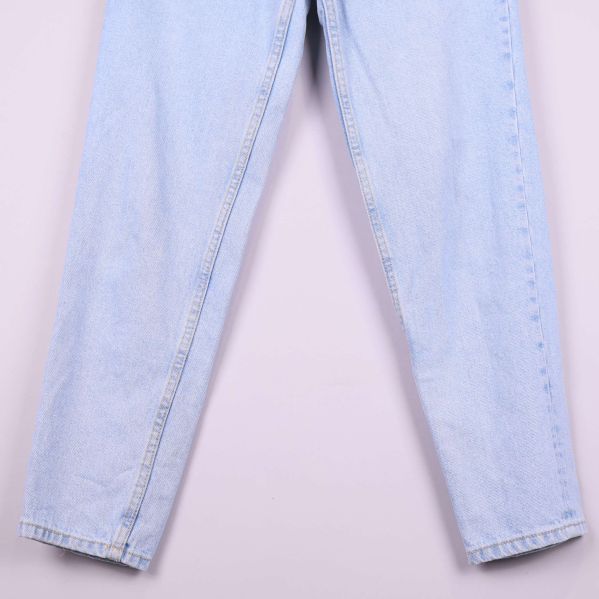 Detalj av raka benslut på ljusblå jeans