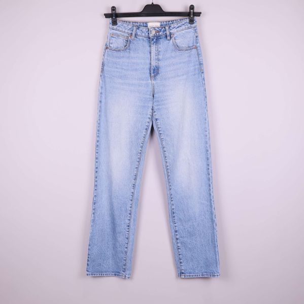 Hela paret ljusblå raka jeans upphängda framifrån