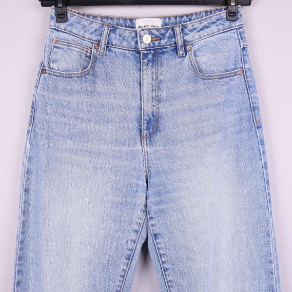 Midje- och fickdetaljer på jeansen i närbild