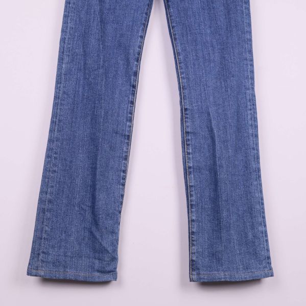 Närbild på nederdelen av de raka jeansbenen