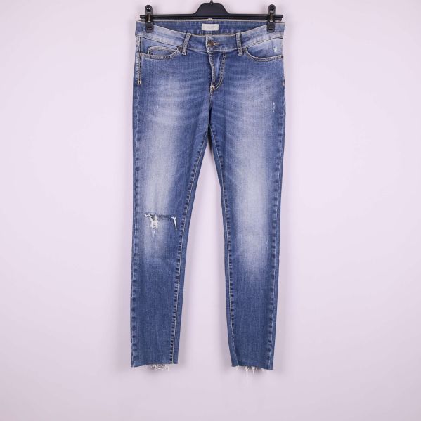 Jeans framifrån med slitningar och råa benslut