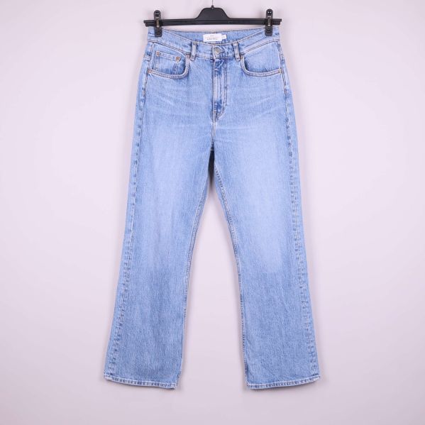 Jeans i ljusblå denim med rak passform framifrån