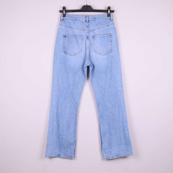 Baksidan av ljusblå raka jeans med två bakfickor