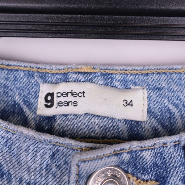 Närbild på jeansetikett med storlek 34