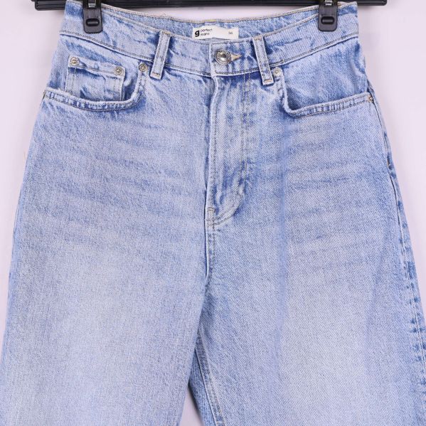 Närbild upptill på jeansens fickor och gylf