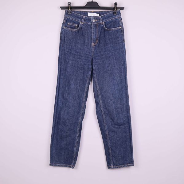 Jeans med hög midja avsmalnande ben sedd framifrån