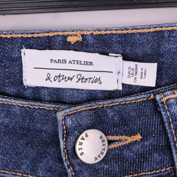 Närbild på etikett från & Other Stories i linningen