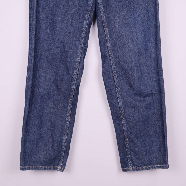 Närbild på nederdelen av ben och fåll på blå jeans