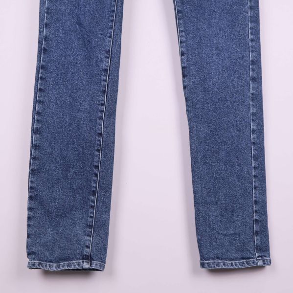 Benavslut på jeans med raka sömmar
