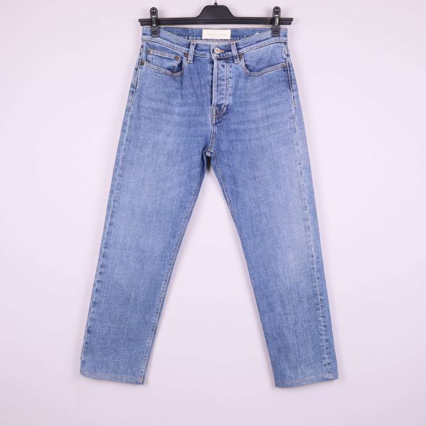 Framsida av raka ljusblå jeans mot vit bakgrund