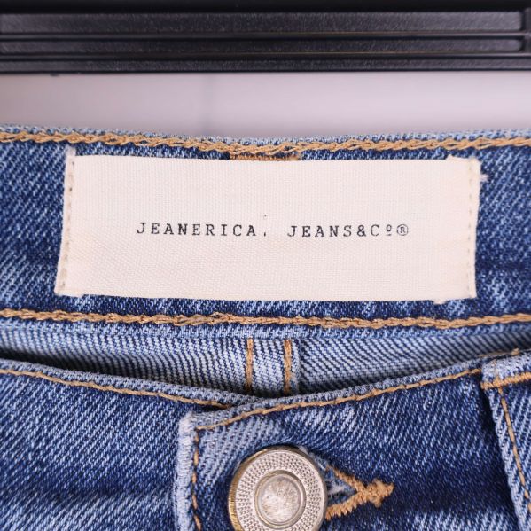 Närbild på etiketten med loggan JEANERICA JEANS&CO i linningen