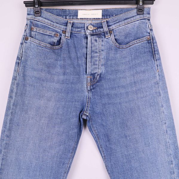 Fokus på överdelen av jeansen och midjan framtill