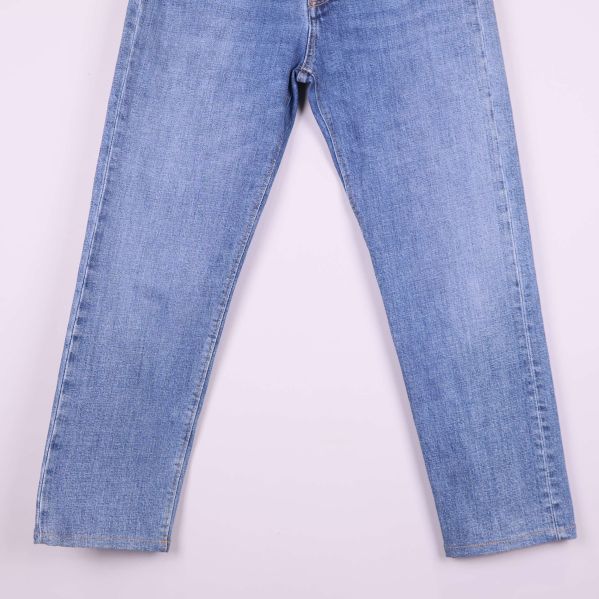 Närbild på jeansbenet och den raka passformen