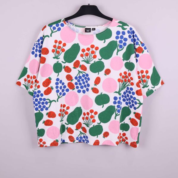 Flerfärgad topp med frukt- och bärmönster framifrån