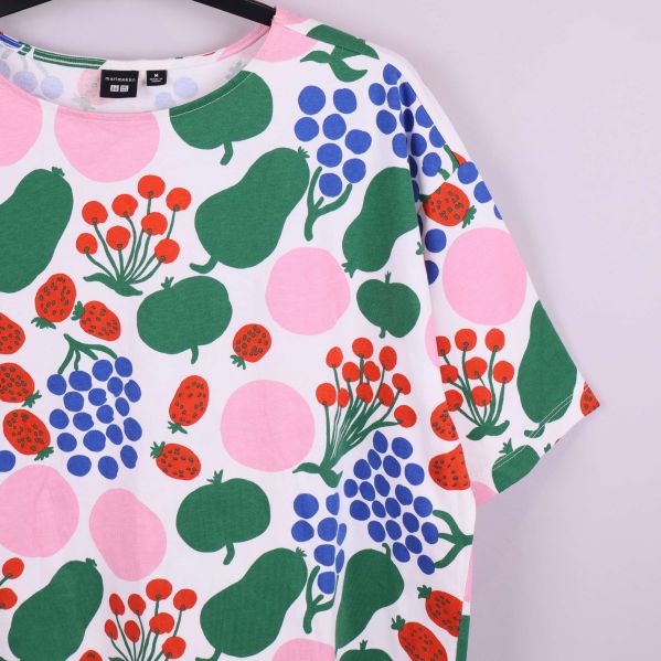 Detalj av mönster med olika frukter och bär