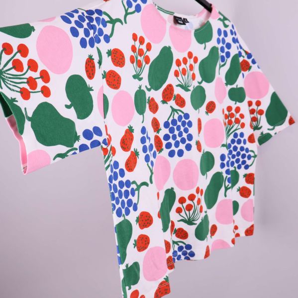 Topp i vinkel visar löst fall och kort ärm