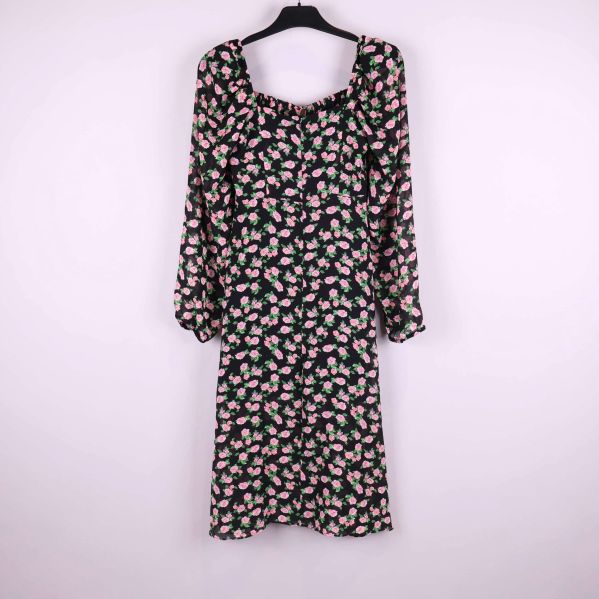 Baksida av svart långärmad klänning med rosa blomsterprint