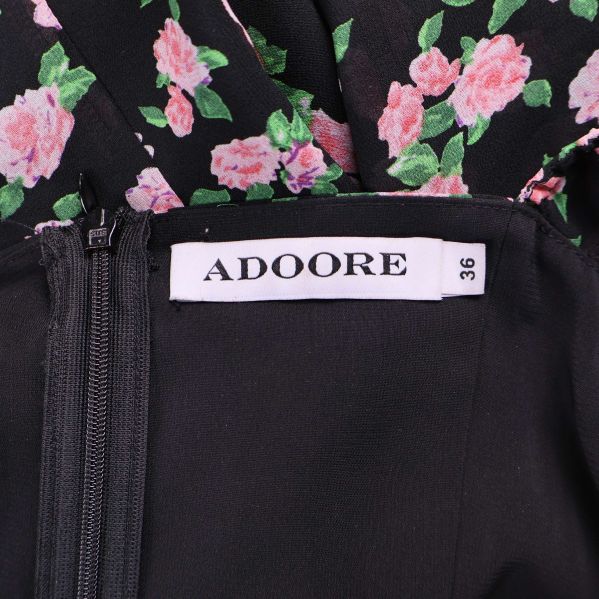Närbild på Adoore-etikett och storlek 36 i klänningen