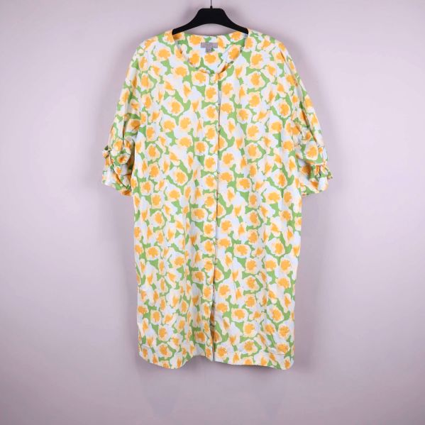 Framsidan av blommig vid klänning på galge