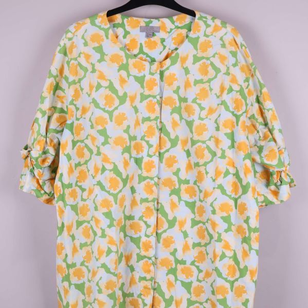 Övre delen av klänning med rund hals och knappar