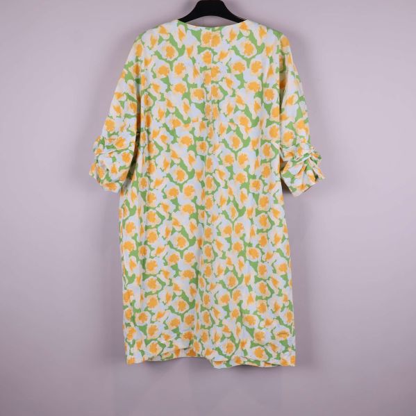 Baksidan av klänning med gult och grönt blommönster