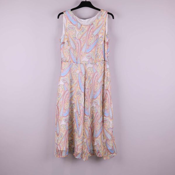 Framsida av en ärmlös klänning med flerfärgat paisleymönster