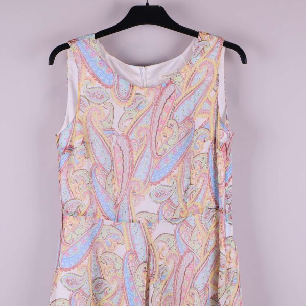 Övre delen av klänningen framifrån med paisleymönster