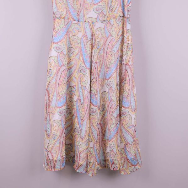 Nederdel av paisleymönstrad klänning med vidd och rörelse