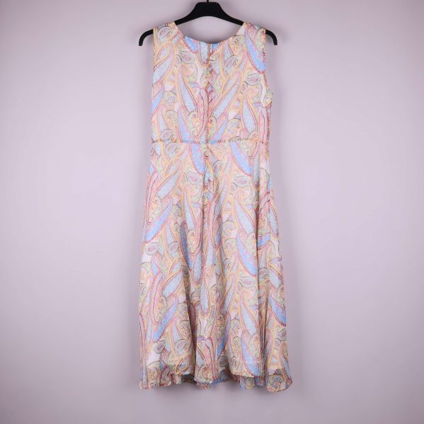 Baksida av klänningen med paisleymönster och dragkedja