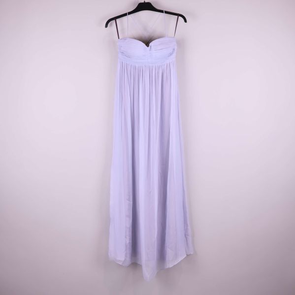 Lång ljuslila klänning med tunna axelband framifrån