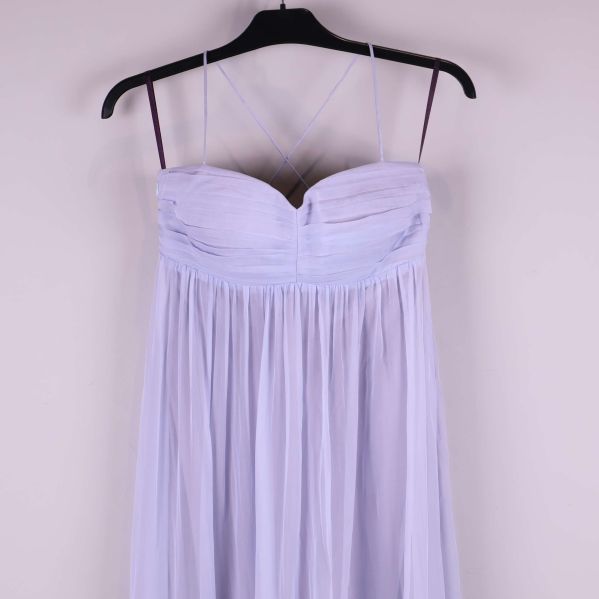 Närbild på överdelen och axelbanden av klänningen