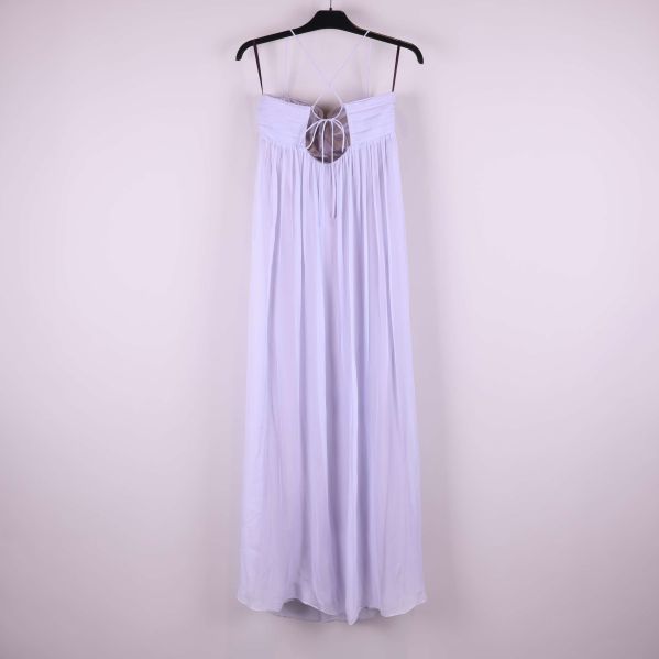 Långklänning bakifrån med snörningsdetalj och öppen rygg