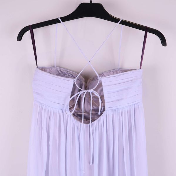 Närbild på snörning och överdelens bakstycke på klänning