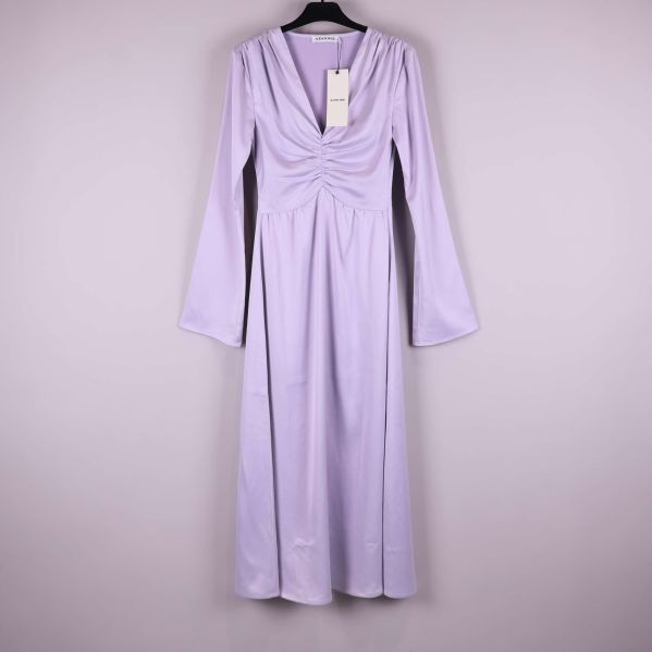 Ljuslila långärmad klänning med v-ringning fram