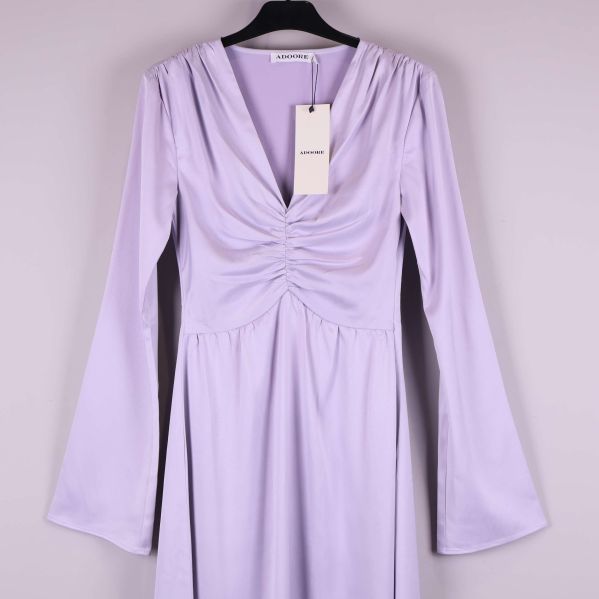 Ovandelen av lila klänning med rynkad detalj