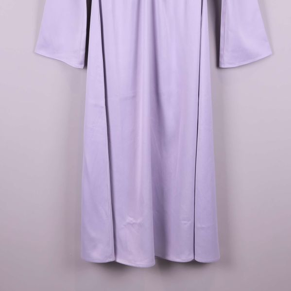 Nedre del av klänningen i mjukt lila tyg