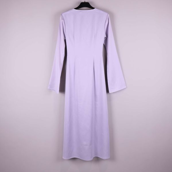 Baksidan av lång ljuslila klänning visas