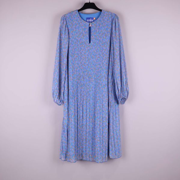 Ljusblå blommig plisserad klänning framifrån på galge