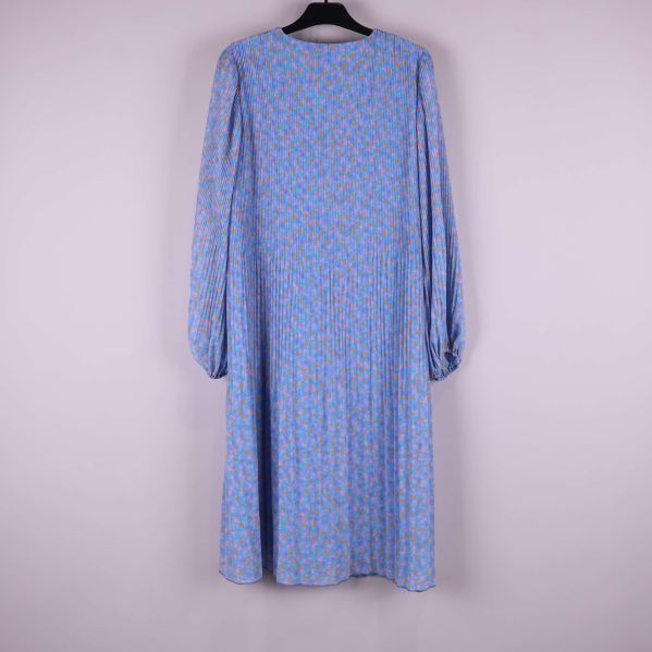 Ljusblå blommig plisserad klänning bakifrån på galge