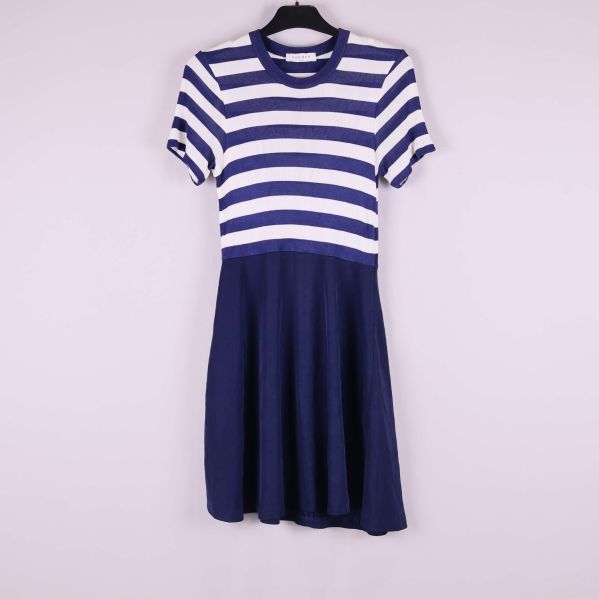 Framsida av klänning med blåvit randig överdel och marinblå kjol