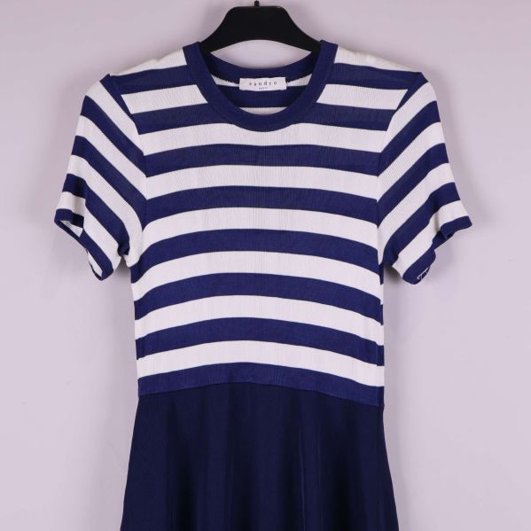 Överdel av randig klänning med rund hals och kort ärm