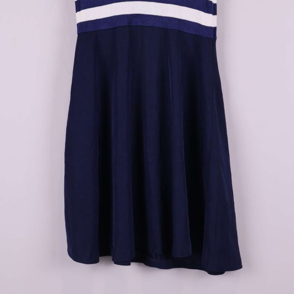 Nederdel av marinblå kjol i närbild