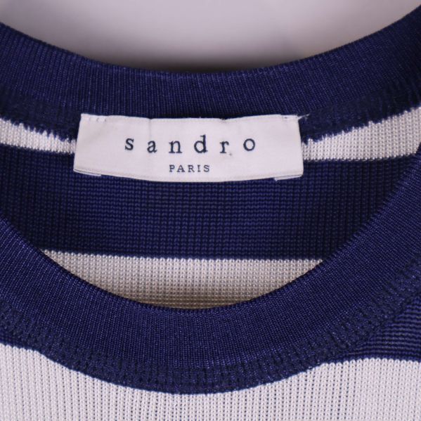 Närbild på Sandro Paris-märke vid halsringning