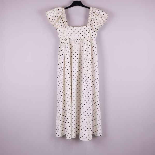 Lång klänning med svart prickigt mönster och volangärmar