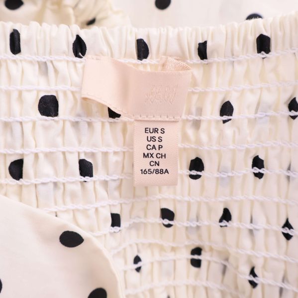 Etikett visar storlek EUR S i klänningen