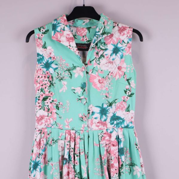 Överkropp framsida av blommig ärmlös klänning