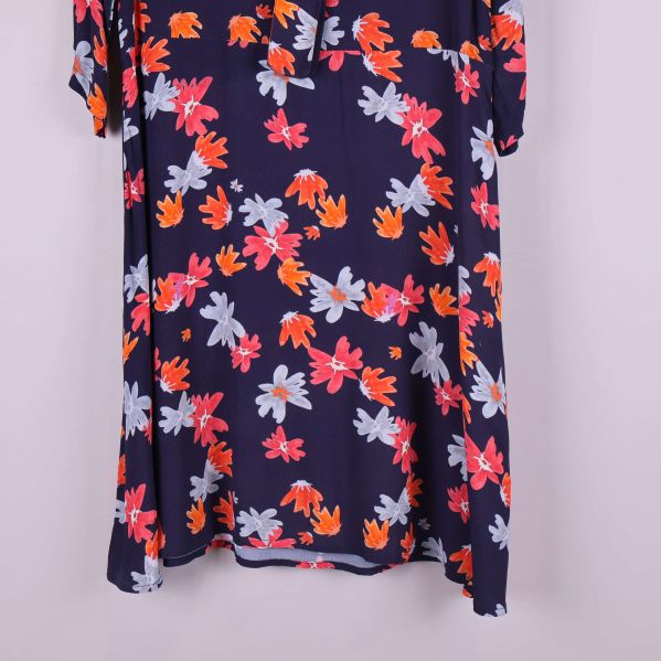 Nederdel av klänningen med blå botten och blommor