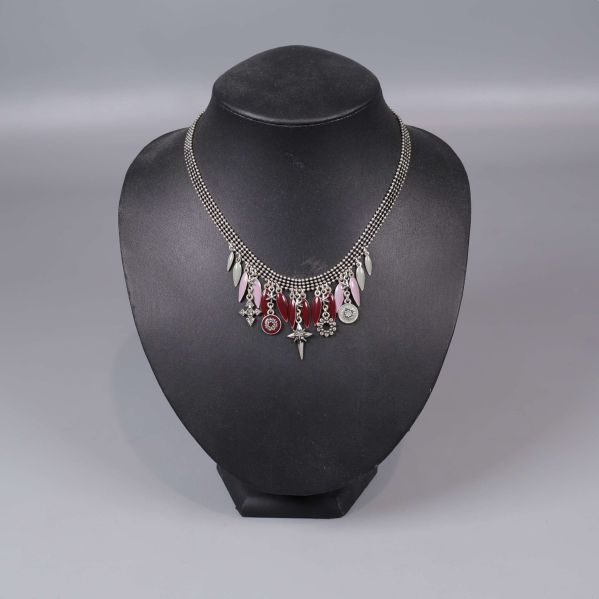 Halsband med bladformade och röda dekorativa hängen